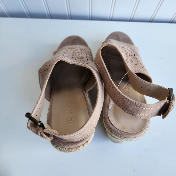 WILD DIVA LOUNGE Taupe Beige Lace Up Platform Heeled Wedge Sandals Sz 8 - Picture 9 of 10